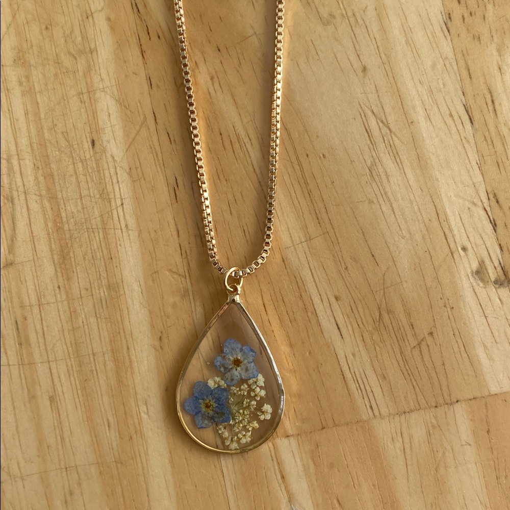 Gold Teardrop Pendant Necklace with acrylic charm with pressed flower inside NWT